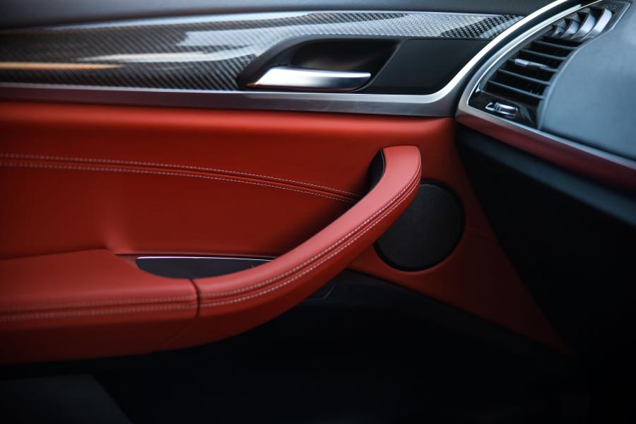 Детали интерьера BMW X4 M Competition (F98) 2019 года  (AU) (фото 14 из 26)